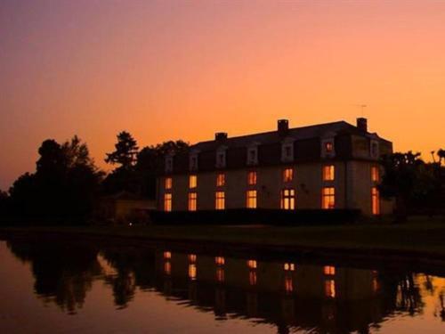 Domaine De Montchevreuil Hotel Fresneaux-Montchevreuil Exterior foto